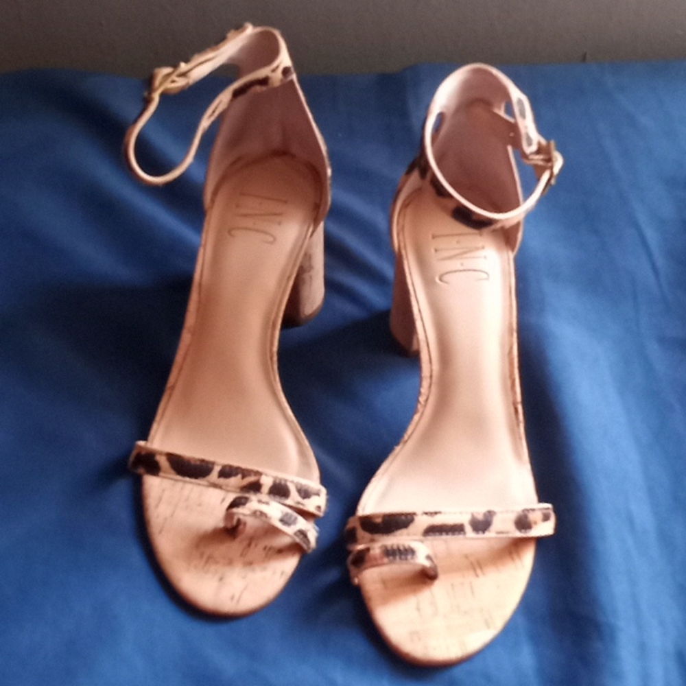 I N C INTERNATIONAL CONCEPTS Size 5M. INC-WANADA, LEATHER UPPER. 3 inch heels